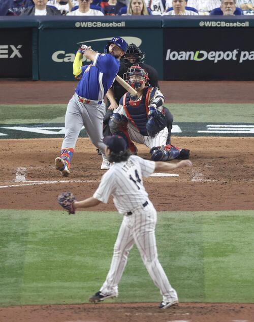 日本対ベネズエラ　6回表ベネズエラ無死一、三塁、右越え逆転3点本塁打を放つアブレイユ。投手伊藤（撮影・河田真司）