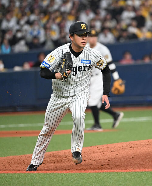 阪神対オリックス　5回表オリックス2死満塁、麦谷の打球で一塁ベースカバーに走る高橋（撮影・和賀正仁）