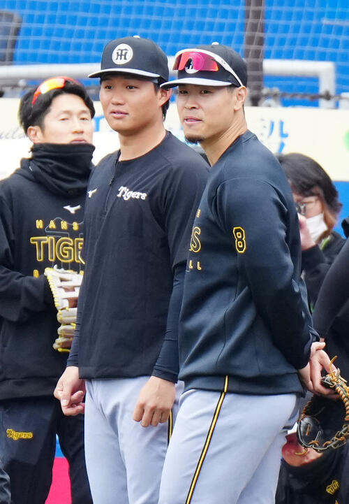 佐藤輝明（右）と森下翔太（2026年3月撮影）