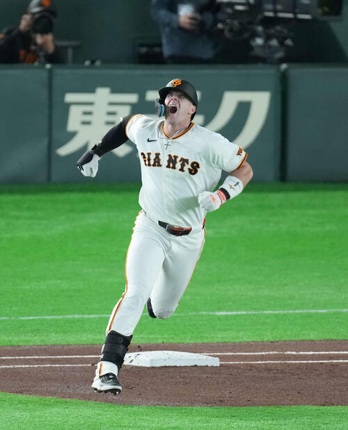 巨人対阪神　1回裏巨人無死、先制ソロ本塁打を放つキャベッジ（撮影・増田悦実）