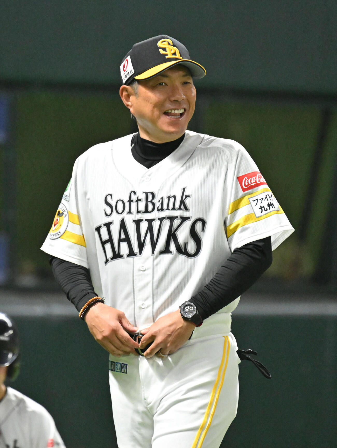 ソフトバンク対日本ハム　8回裏終了後、選手交代を告げる小久保監督（撮影・林敢治）