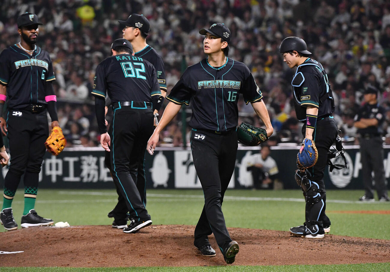 ソフトバンク対日本ハム　5回途中5失点で降板した達（中央）（撮影・岩下翔太）