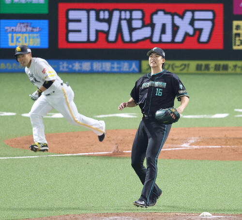 ソフトバンク対日本ハム　5回裏ソフトバンク2死満塁、近藤に逆転中越え適時二塁打を浴びた達（撮影・梅根麻紀）
