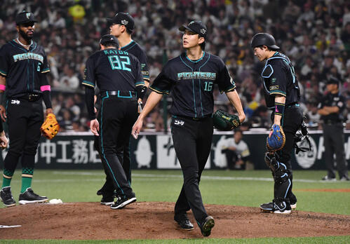 ソフトバンク対日本ハム　5回途中5失点で降板した達（中央）（撮影・岩下翔太）