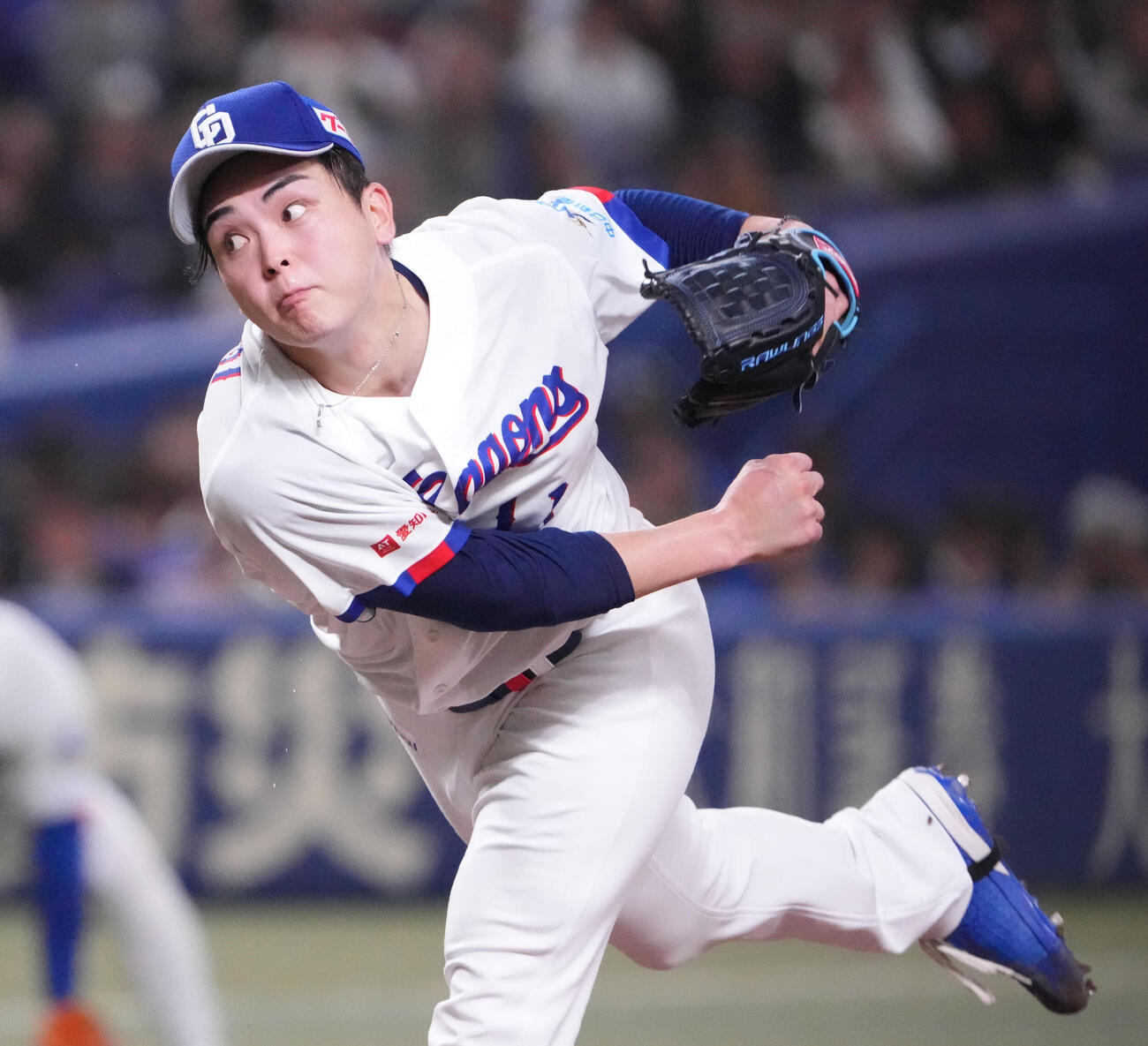 中日対巨人　4回表、力投する中日先発の中西（撮影・森本幸一）