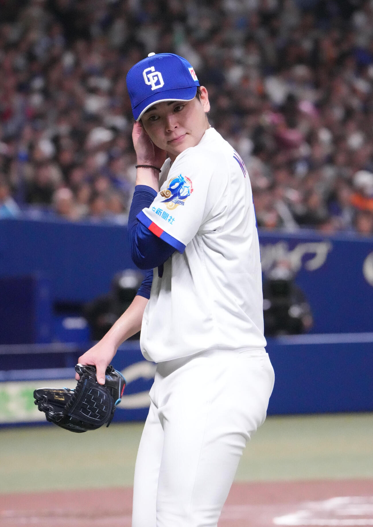 中日対巨人　6回表巨人1死一塁、中日先発の中西はマウンドを降りる（撮影・森本幸一）