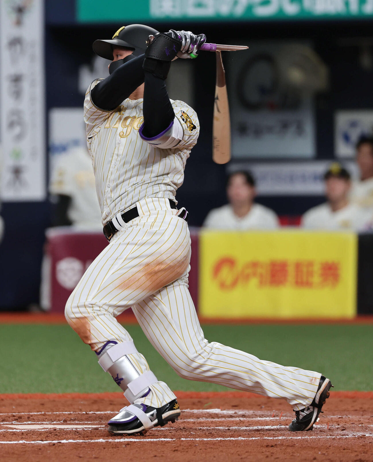 阪神対DeNA 8回裏阪神1死、森下はバットをおられながら右前打を放つ（撮影・西尾就之）