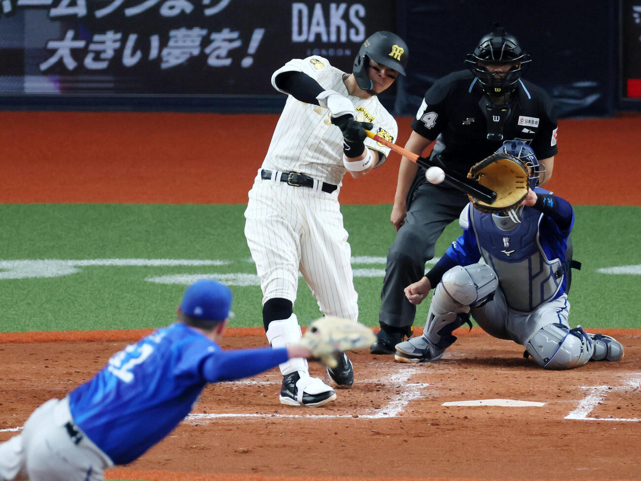 阪神対DeNA 4回裏阪神2死一塁、佐藤は右前打を放つ（撮影・加藤哉）