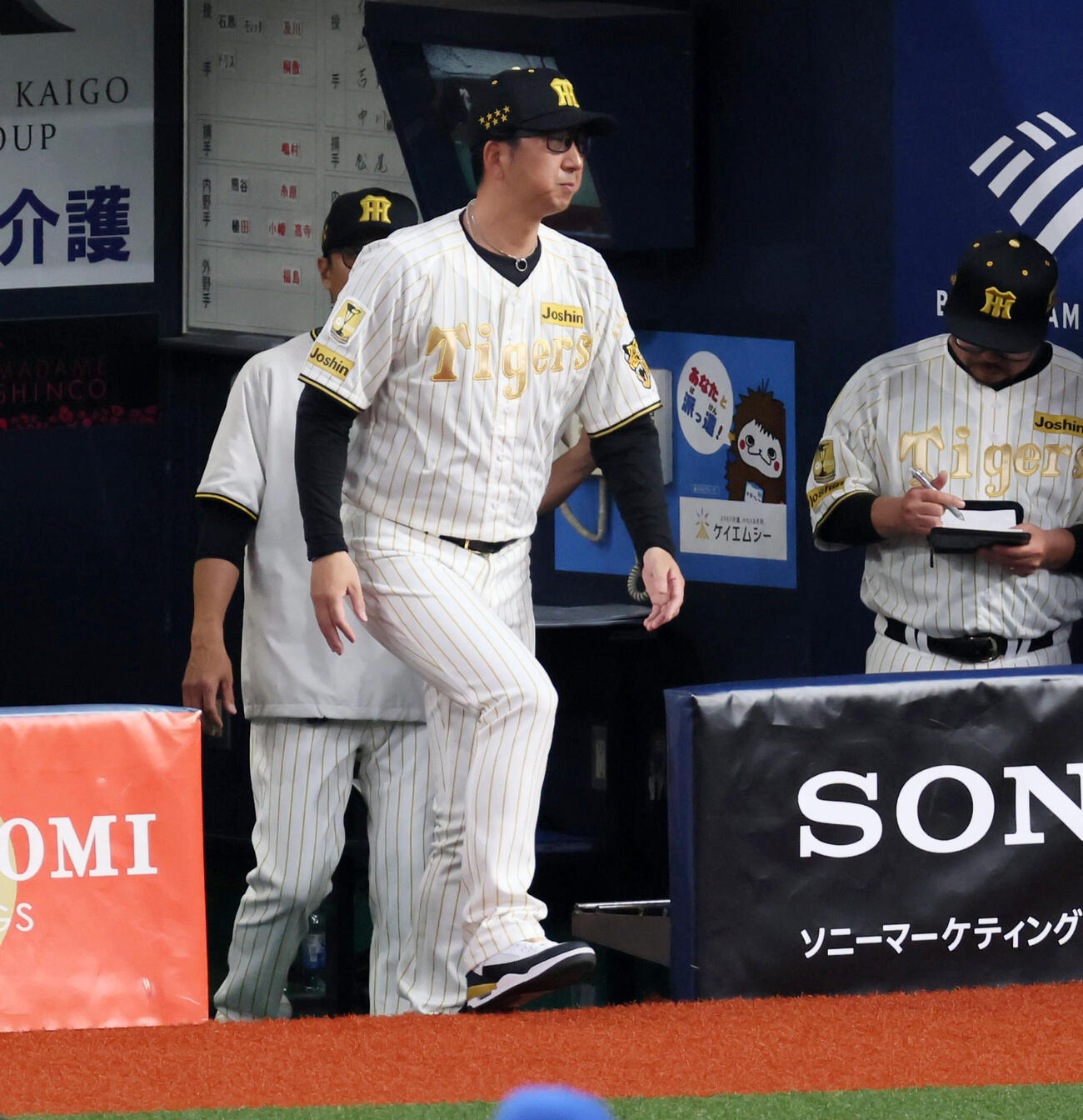 阪神対DeNA 5回裏を終え選手交代を告げる阪神藤川監督（撮影・加藤哉）