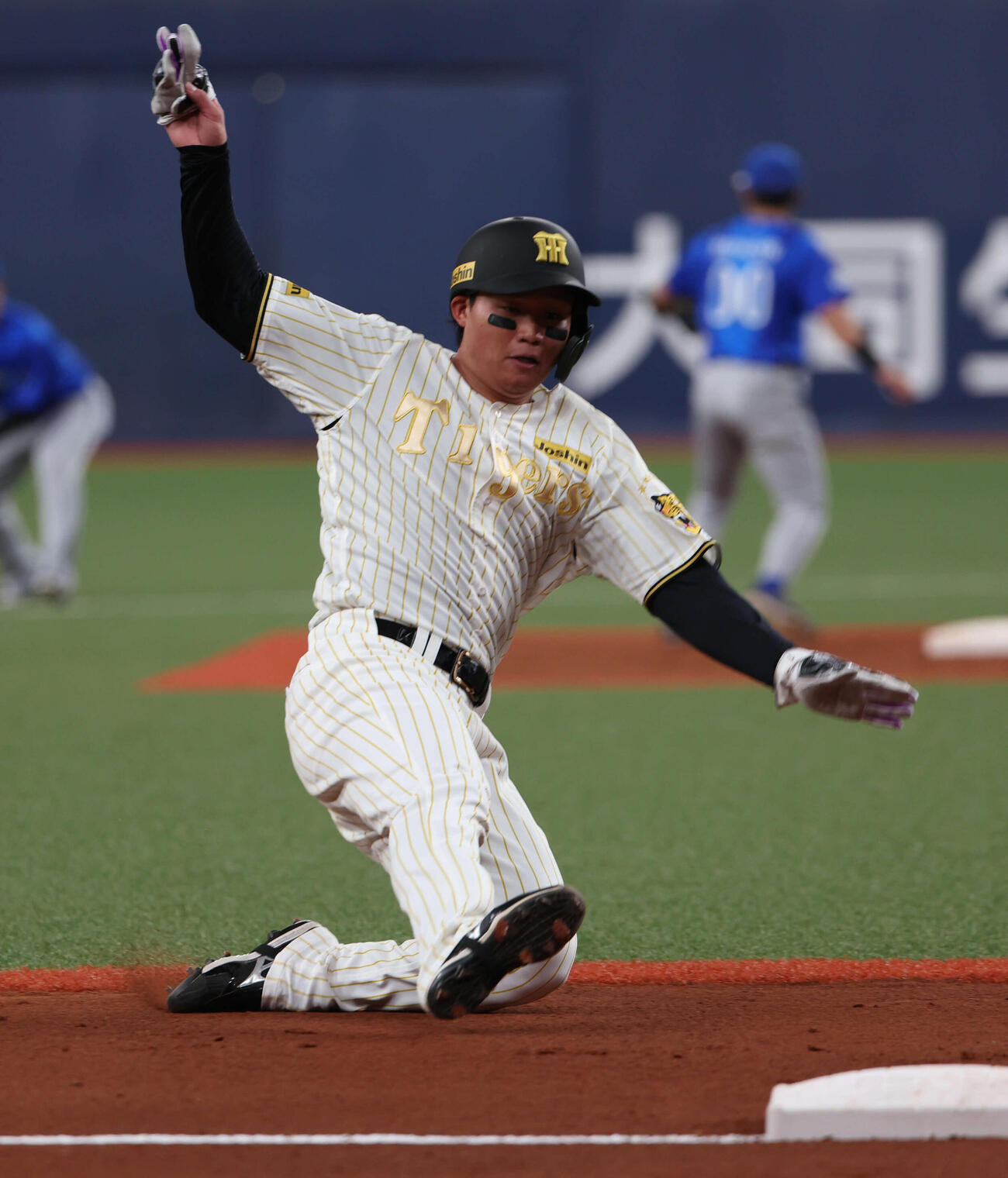 阪神対DeNA 4回裏阪神2死一塁、佐藤の安打で三塁へ進む一走森下（撮影・西尾就之）