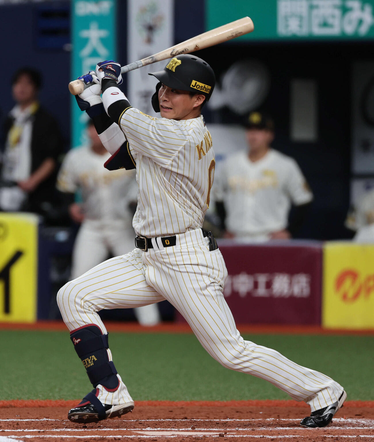 阪神対DeNA 7回裏阪神1死一塁、木浪は左中間に二塁打を放つ（撮影・西尾就之）