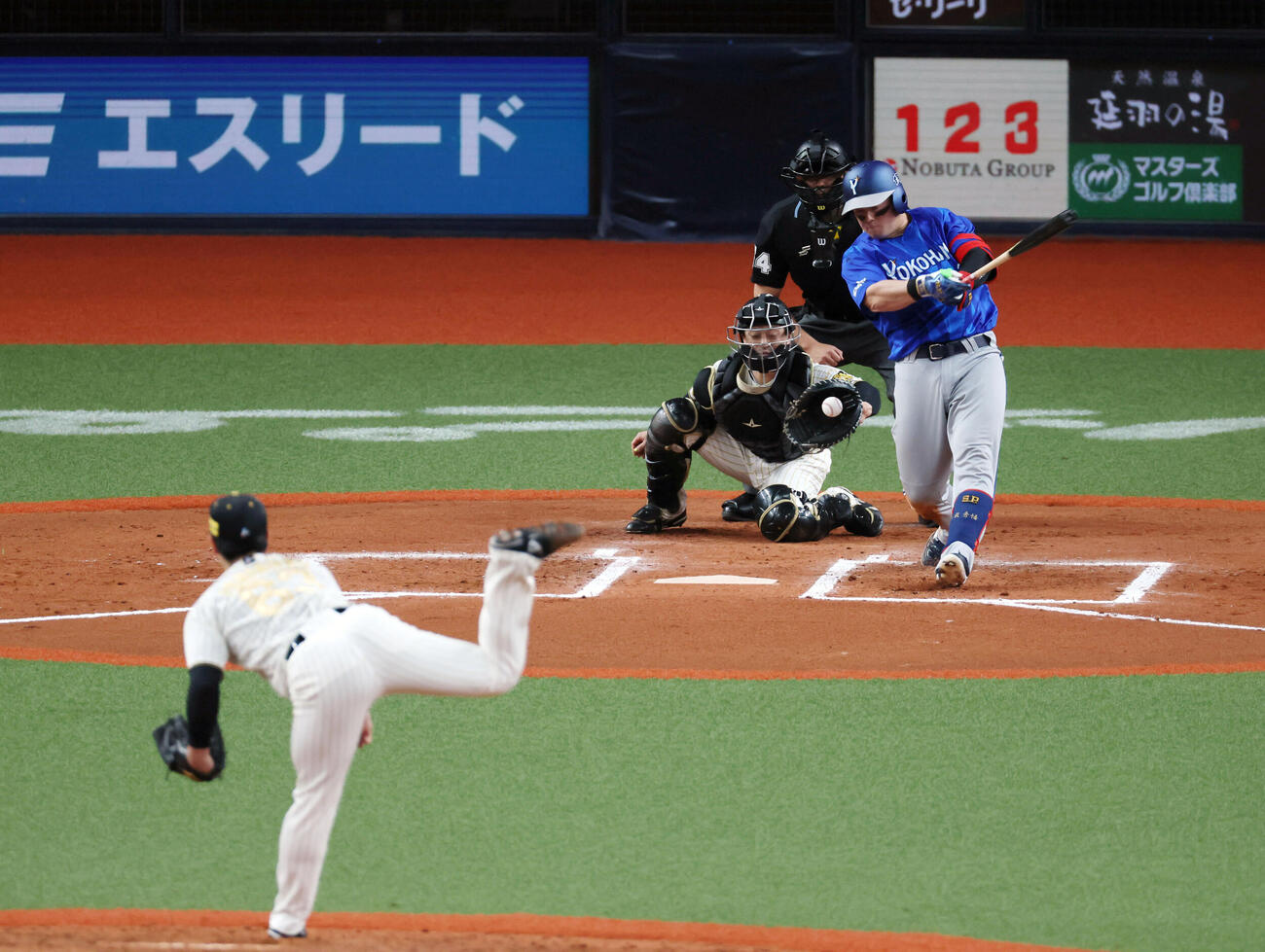 阪神対DeNA 7回表DeNA無死、三振に倒れる牧。投手石黒（撮影・加藤哉）