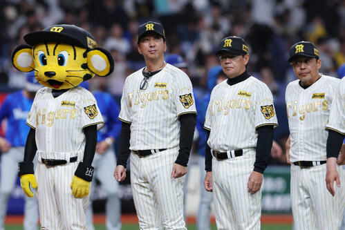 阪神対DeNA DeNAに敗れ、スタンドのファンにあいさつする阪神藤川監督（左）ら（撮影・前田充）