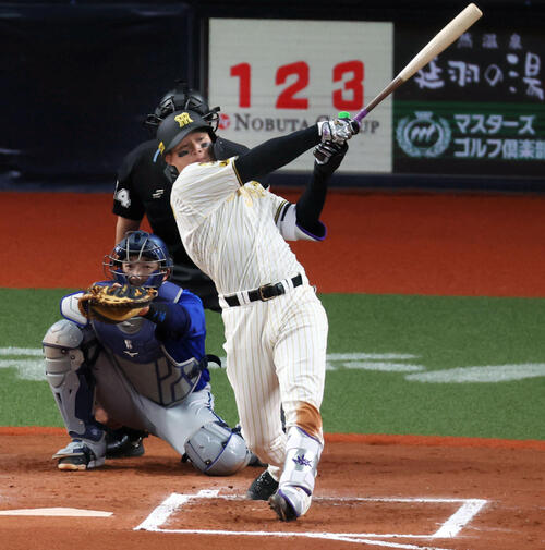 阪神対DeNA 6回裏阪神2死、森下は左越えソロ本塁打を放つ（撮影・加藤哉）