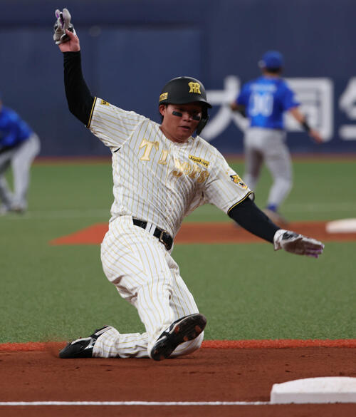 阪神対DeNA 4回裏阪神2死一塁、佐藤の安打で三塁へ進む一走森下（撮影・西尾就之）