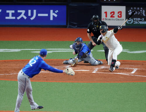 阪神対DeNA 4回裏阪神2死一、三塁、三振に倒れる大山。投手コックス（撮影・加藤哉）