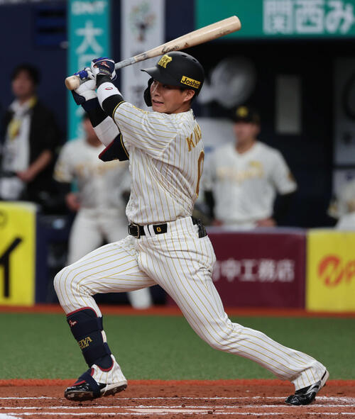 阪神対DeNA 7回裏阪神1死一塁、木浪は左中間に二塁打を放つ（撮影・西尾就之）