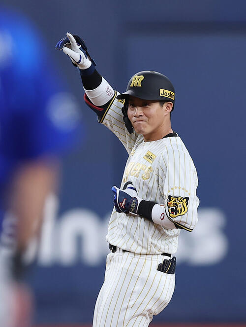 阪神対DeNA 7回裏阪神1死一塁、左中間へ二塁打を放った木浪（撮影・前田充）