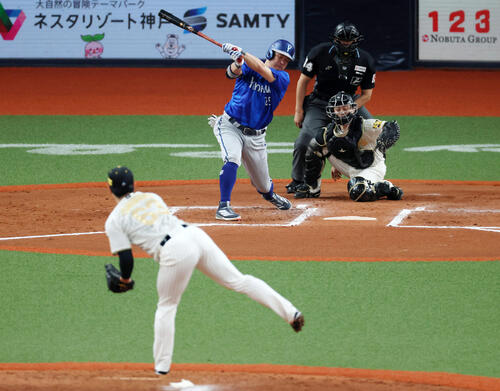 阪神対DeNA 7回表DeNA2死、三振に倒れる筒香。投手石黒（撮影・加藤哉）