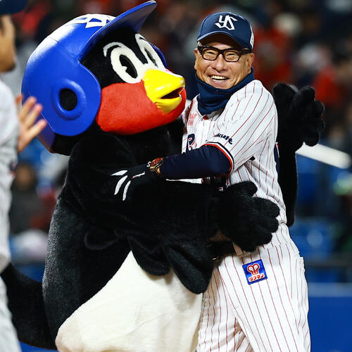 ヤクルト対広島　つば九郎とサヨナラ勝ちを喜ぶヤクルト池山監督（撮影・野上伸悟）