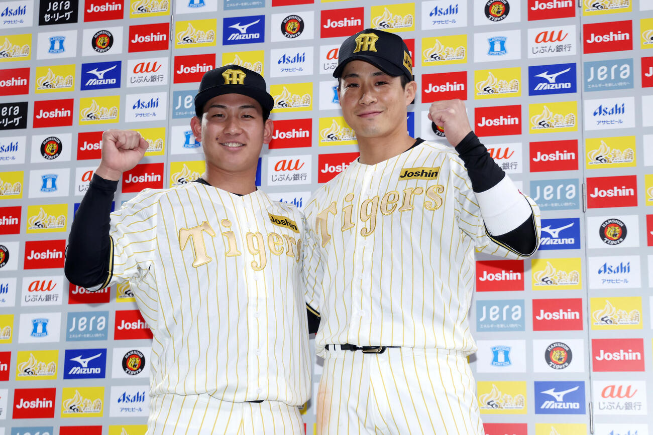 阪神対DeNA　お立ち台でガッツポーズする阪神伊原（左）と木浪（撮影・前田充）