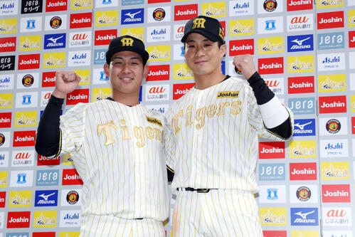 阪神対DeNA　お立ち台でガッツポーズする阪神伊原（左）と木浪（撮影・前田充）