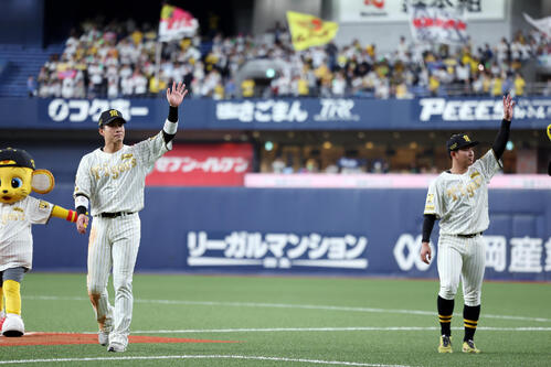阪神対DeNA DeNAに勝利し、スタンドのファンに手を振る阪神木浪（左）と伊原（撮影・前田充）