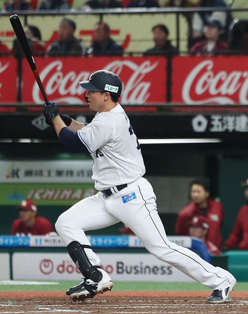 西武対楽天　6回裏西武2死、右前打を放つ林（撮影・河田真司）