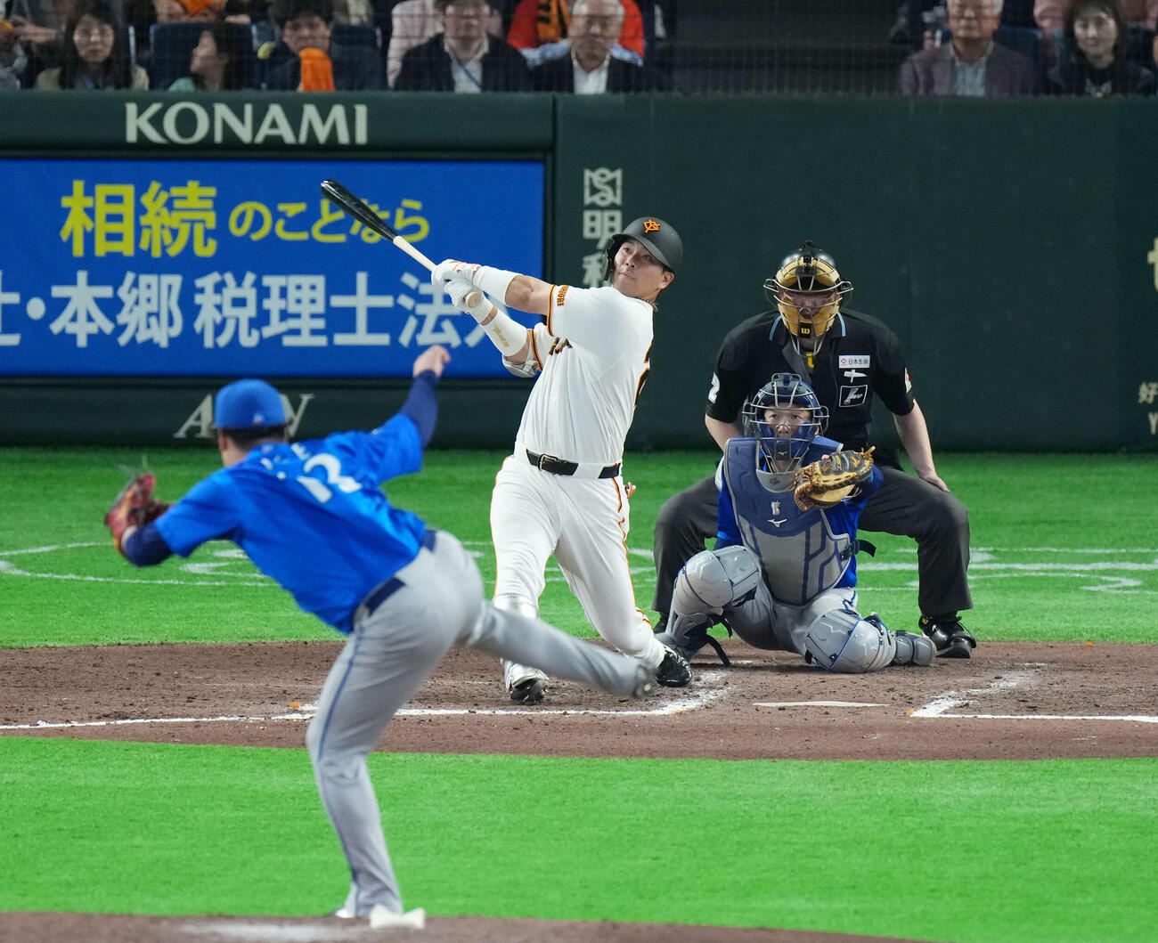巨人対DeNA 7回裏巨人2死一、三塁、3点本塁打を放つ大城。投手は伊勢（撮影・増田悦実）