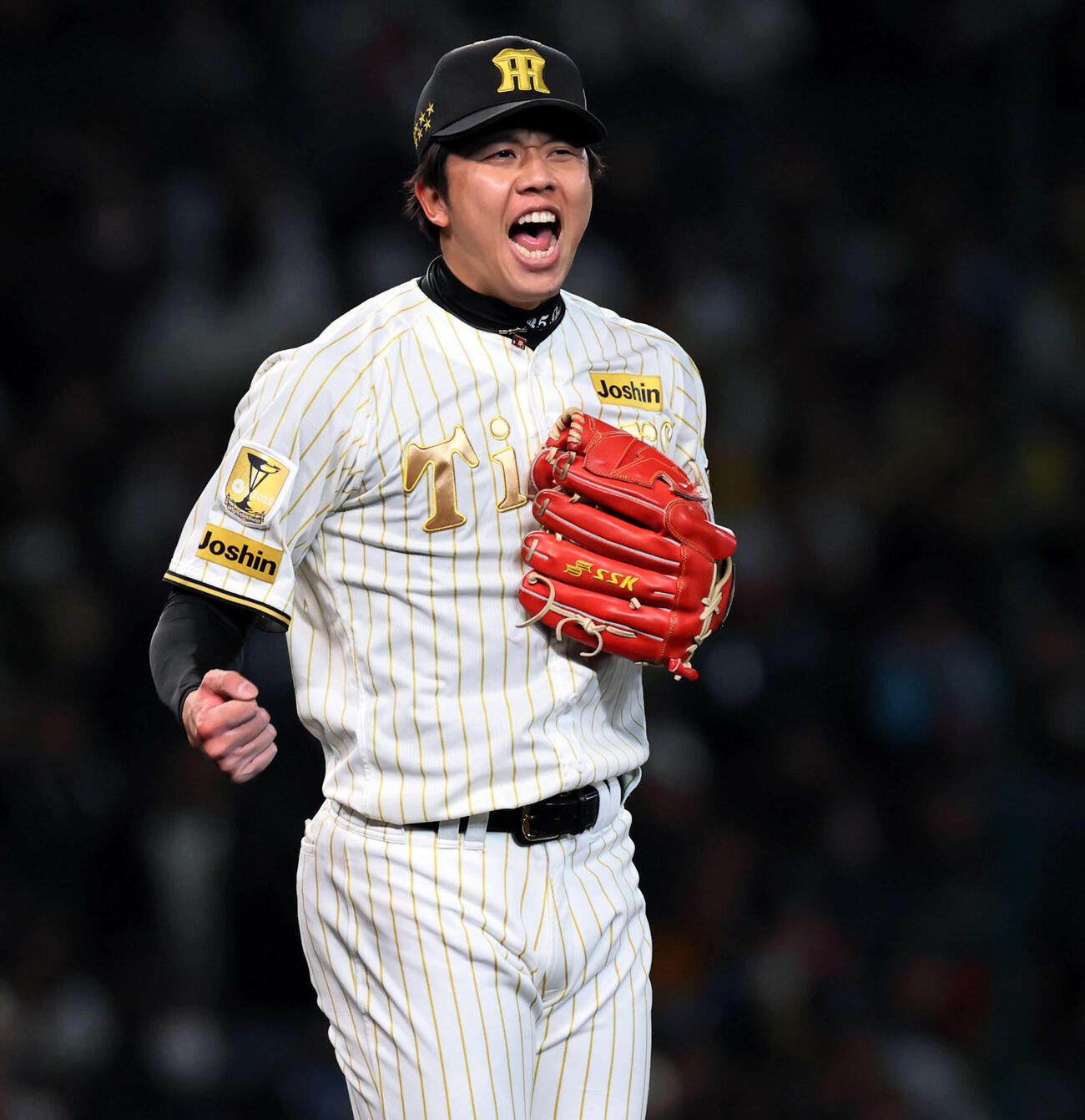 阪神対ヤクルト　6回表ヤクルト2死、才木は古賀を三振に仕留めマウンド上でガッツポーズを見せる（撮影・加藤哉）