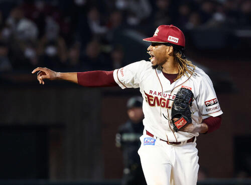 楽天対日本ハム　5回表日本ハム2死、田宮から三振を奪い雄たけびを上げる楽天ウレーニャ（撮影・鈴木正人）　