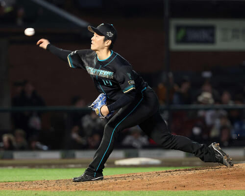 楽天対日本ハム　力投する日本ハム2番手の玉井（撮影・鈴木正人）　
