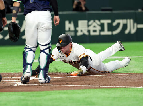 巨人対ヤクルト　2回裏巨人1死一塁、増田陸の先制適時二塁打で、ヘッドスライティングで生還するキャベッジ（撮影・浅見桂子）