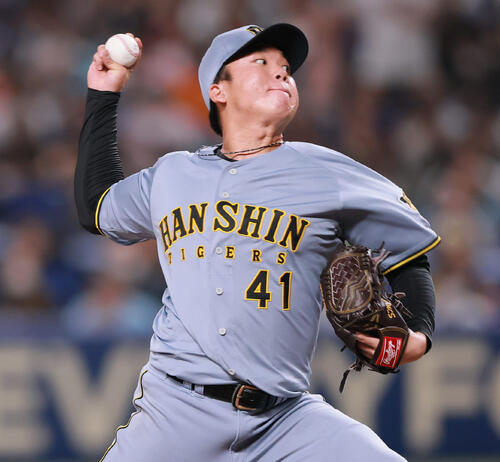 中日対阪神　7回裏、力投する阪神村上（撮影・上山淳一）
