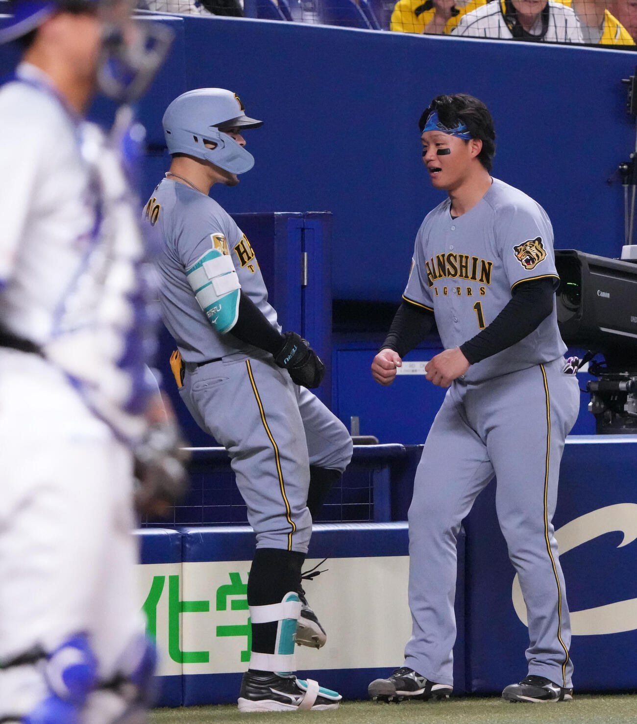 中日対阪神　9回表阪神1死三塁、2点本塁打を放ち森下（右）とポーズを決める佐藤（撮影・森本幸一）