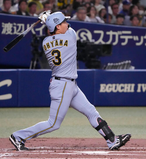 中日対阪神　2回表阪神無死、本塁打を放つ大山（撮影・森本幸一）