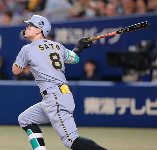 中日対阪神　9回表阪神1死三塁、2点本塁打を放つ佐藤（撮影・上山淳一）