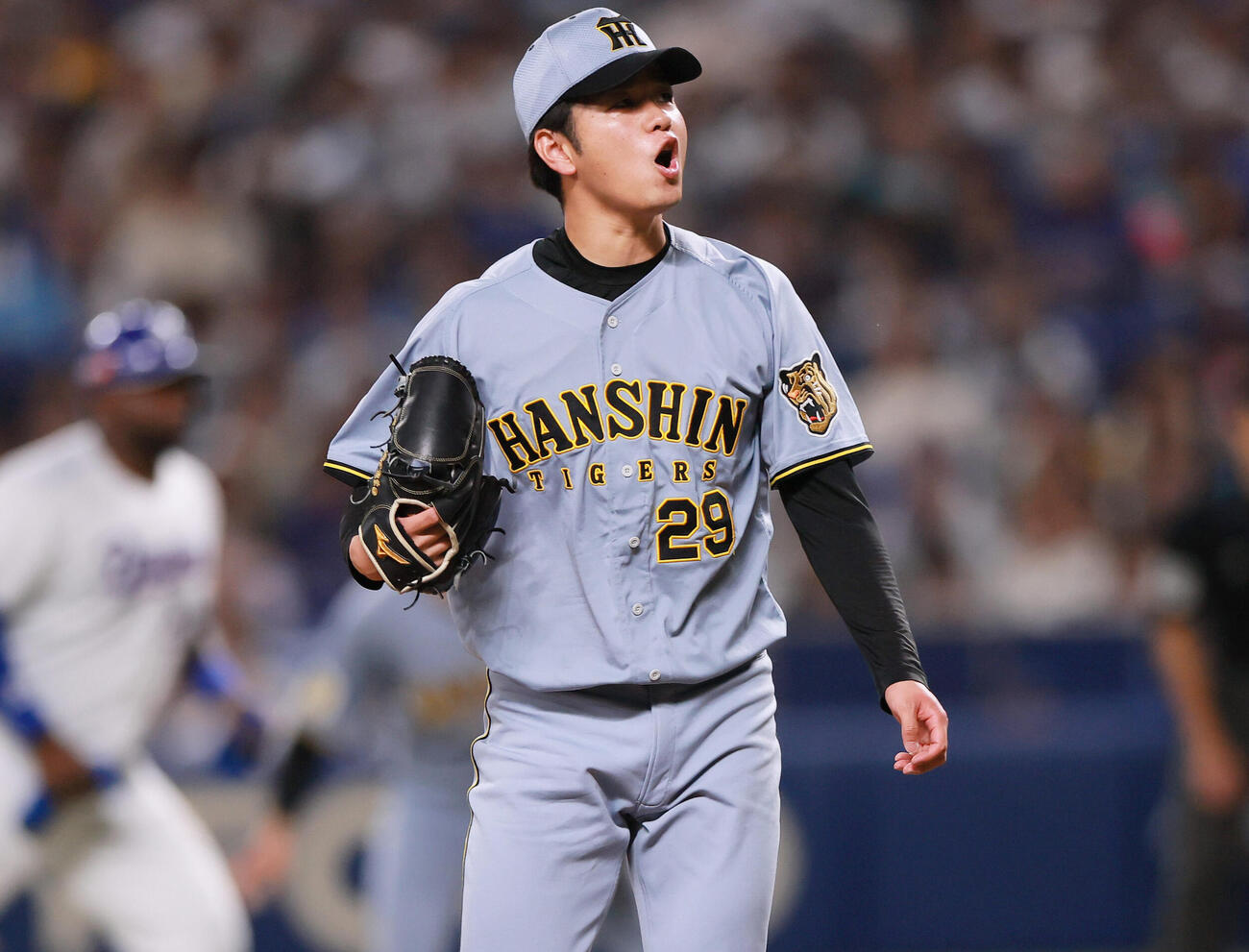 中日対阪神　8回裏中日2死一塁、高橋は細川を空振り三振に仕留める（撮影・上山淳一）