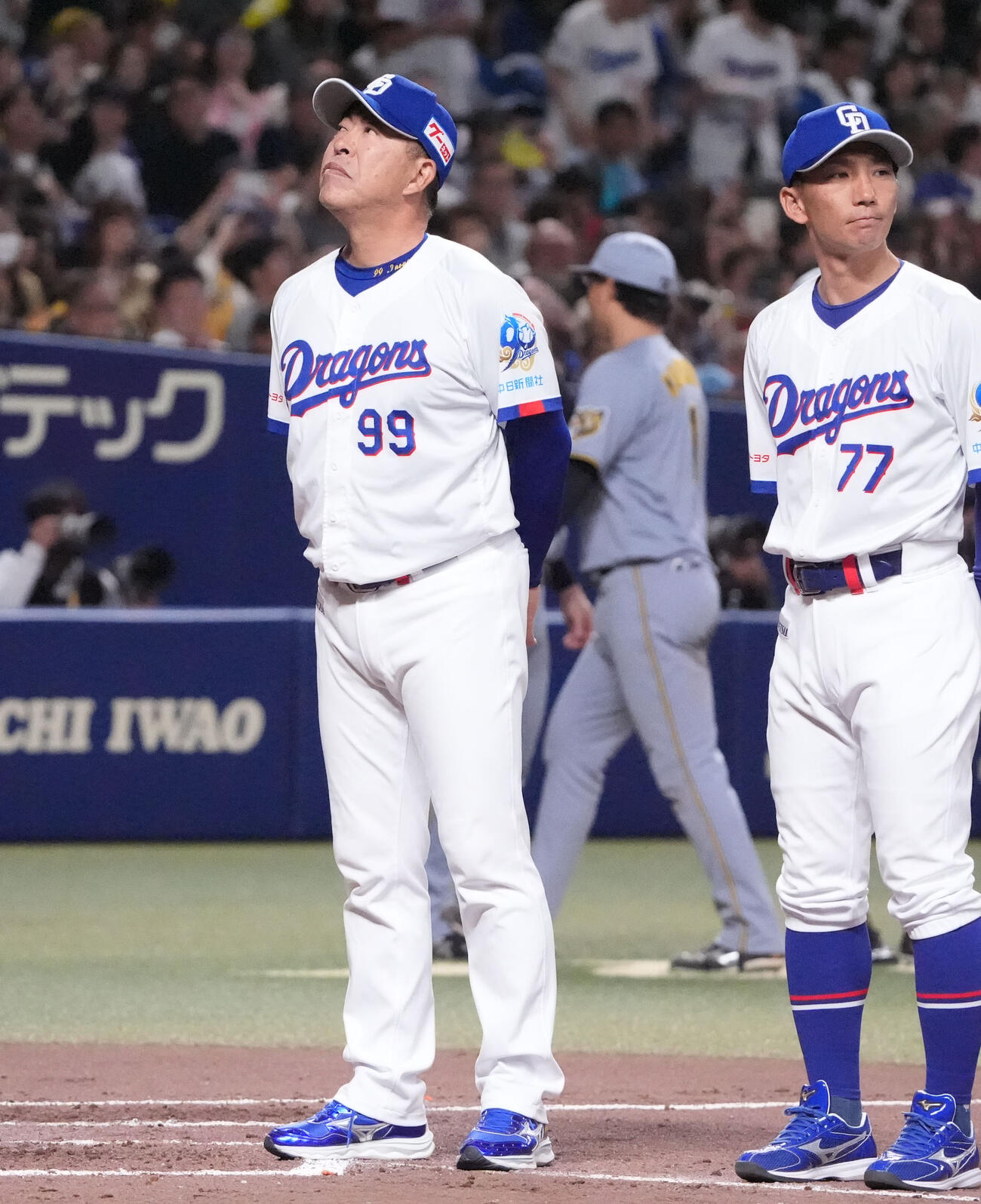 中日対阪神　試合終了、井上監督（左）は整列しスタンドを見つめる（撮影・森本幸一）