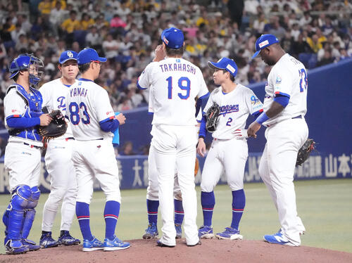 中日対阪神　5回表阪神2死一、二塁、マウンドの高橋宏（中央）のもとに集まる中日ナイン（撮影・森本幸一）