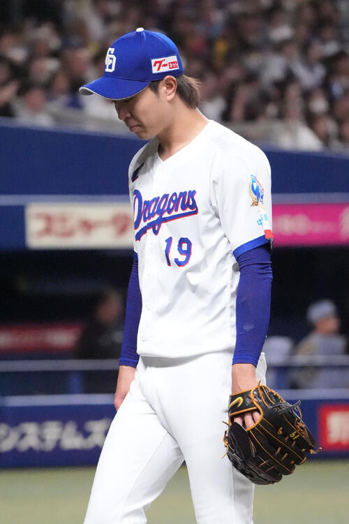 中日対阪神　5回表終了、ベンチへ戻る高橋宏（撮影・森本幸一）