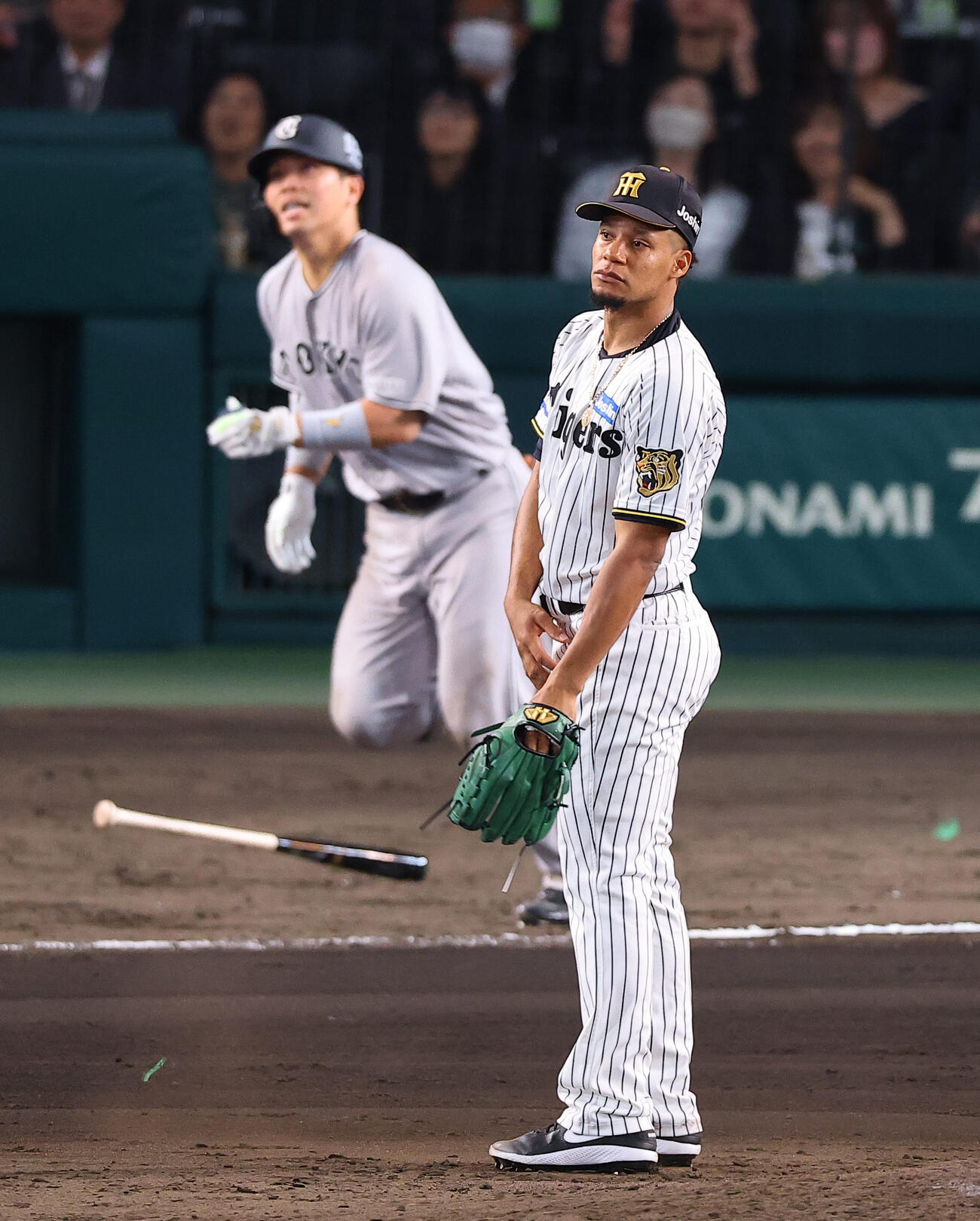 阪神対巨人　8回表巨人2死、阪神モレッタは巨人大城卓に同点本塁打を浴びる（撮影・上田博志）