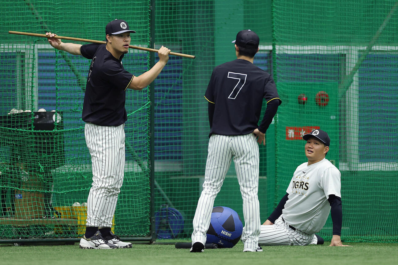 練習の合間に言葉を交わす、左から阪神佐藤、中野、森下（撮影・前田充）
