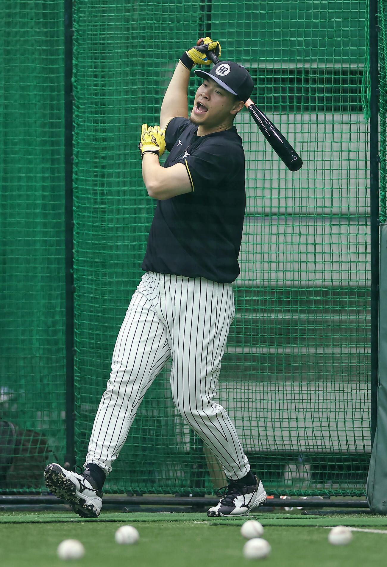 室内練習場で打撃練習を行う阪神佐藤（撮影・前田充）