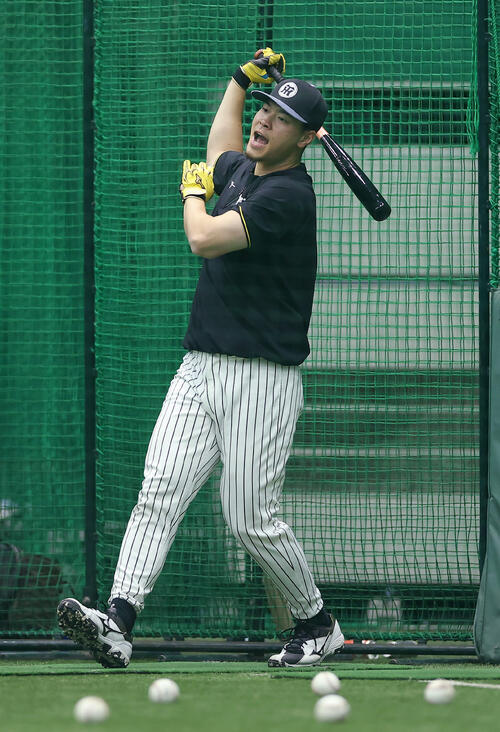 室内練習場で打撃練習を行う阪神佐藤（撮影・前田充）