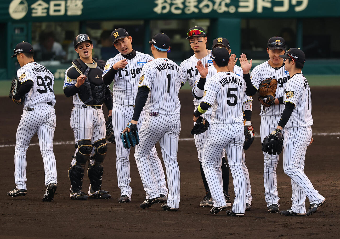 阪神対中日　中日に勝利した阪神ナインはハイタッチして喜ぶ（撮影・上田博志）