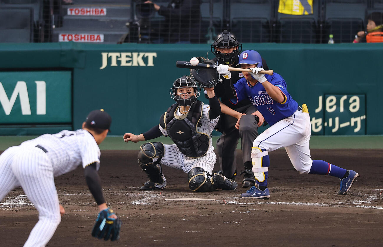 阪神対中日　9回表中日1死一塁、辻本は送りバントに失敗する（撮影・上田博志）