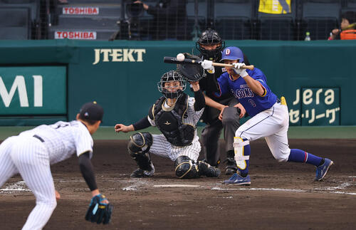阪神対中日　9回表中日1死一塁、辻本は送りバントに失敗する（撮影・上田博志）