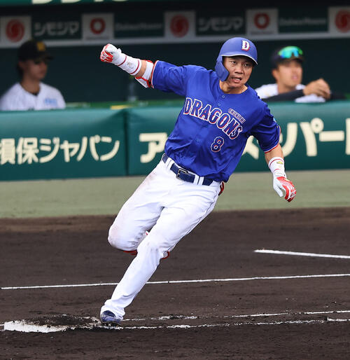 阪神対中日　6回表中日2死二、三塁、大島は勝ち越し適時打を放つ（撮影・上田博志）
