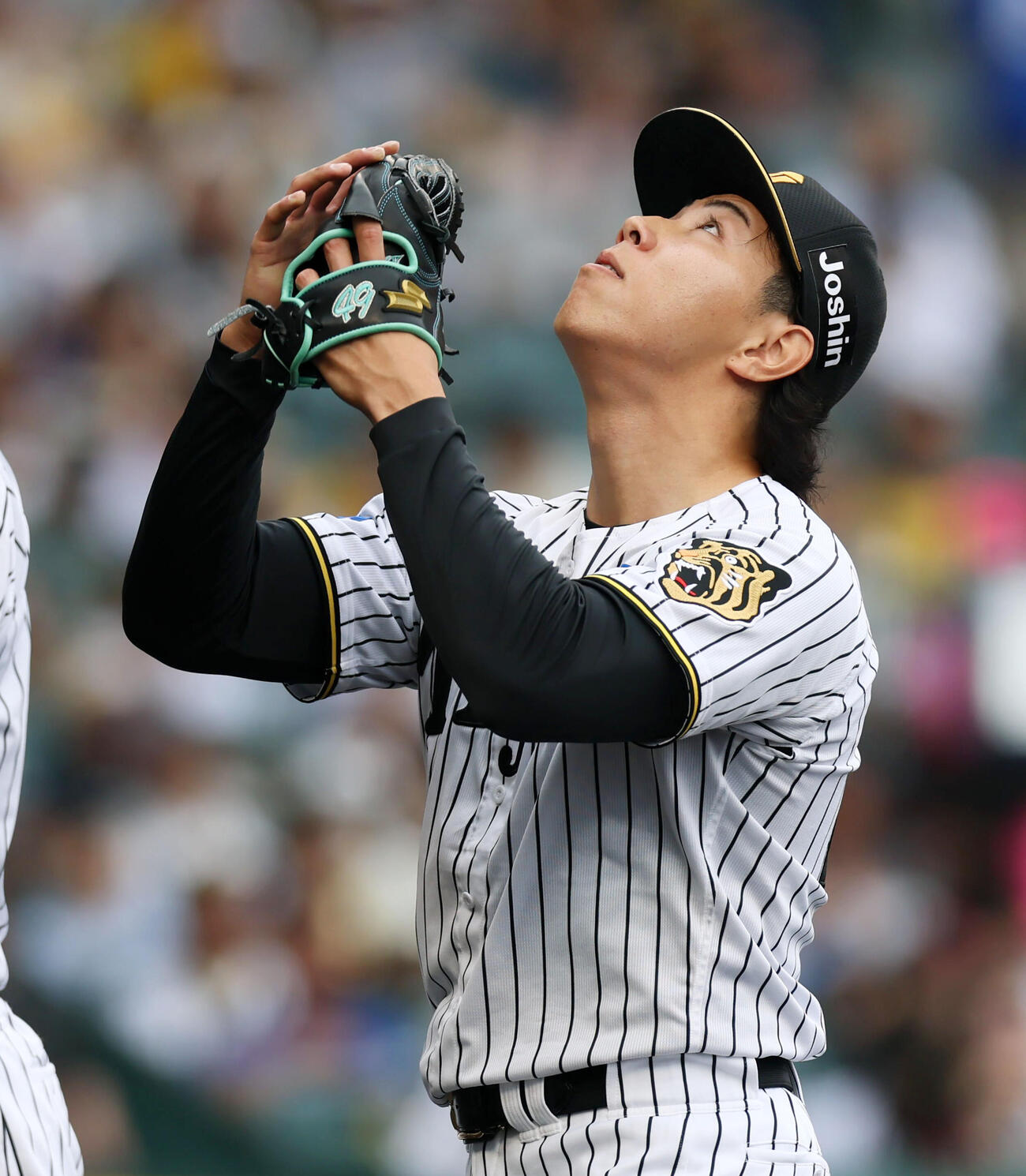阪神対中日　4回表、阪神3番手で登板し中日打線を三者連続三振に仕留めた工藤は上を向いてベンチへ移動する（撮影・加藤哉）